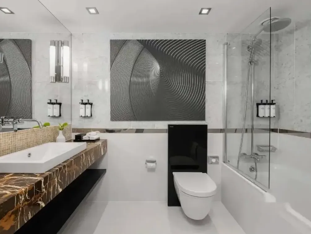 Concierge przy biurku z kluczem