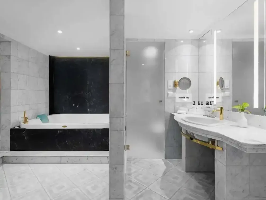 Katamaran przy pirsie hotelowym